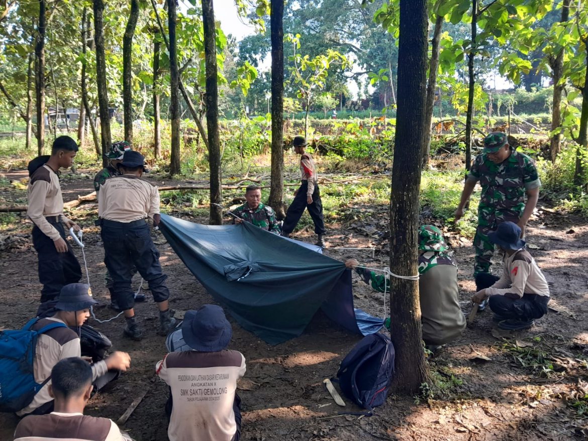 Babinsa Latih Kepemimpinan dan Kekompakan Siswa Melalui Outbound Dalam Bingkai PPBN