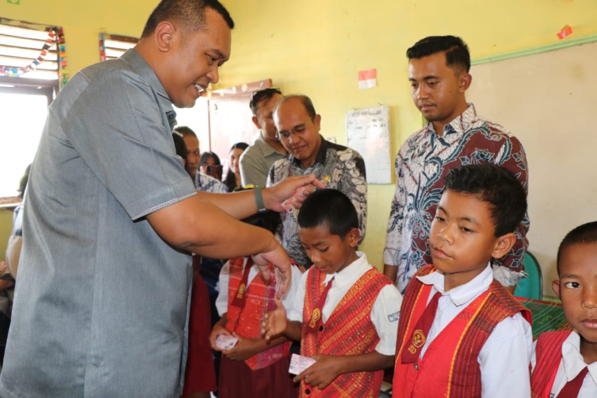Bupati Toba Kunjungi SD Negeri Silamosik dan SMP Rumah Harapan saat Berkantor di Desa