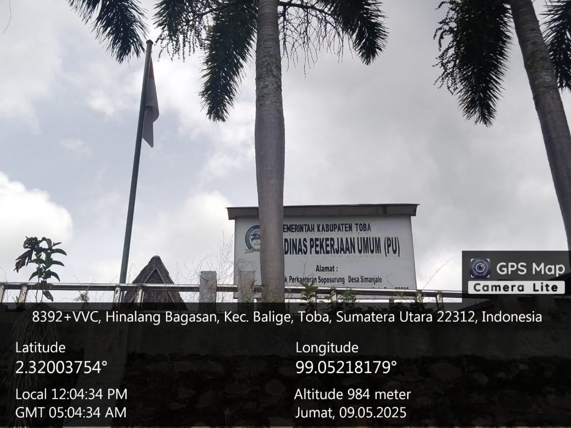 Bendera Merah Putih Yang Dikibarkan di Halaman Kantor PU Kabupaten Toba Sudah Kusam Dan Koyak