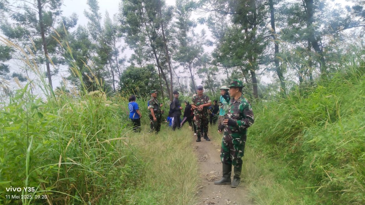 Babinsa Selo Dan Mahasiswa Salatiga Lakukan Penghijauan Daerah Kritis