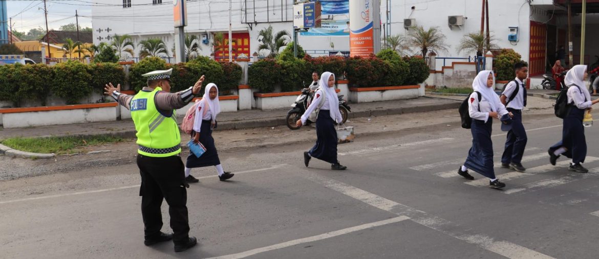 Saat Mentari Terbit, Polisi Mulai Menjaga: Wujud Peduli Pendidikan di Tengah Padatnya Arus Lalulintas pagi.