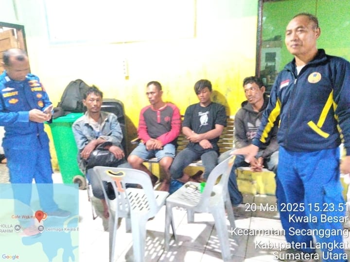 Massa Demo dan Bakar Kapal Nelayan Medan Belawan di Perairan Desa Kwala Besar Kecamatan Secanggang.