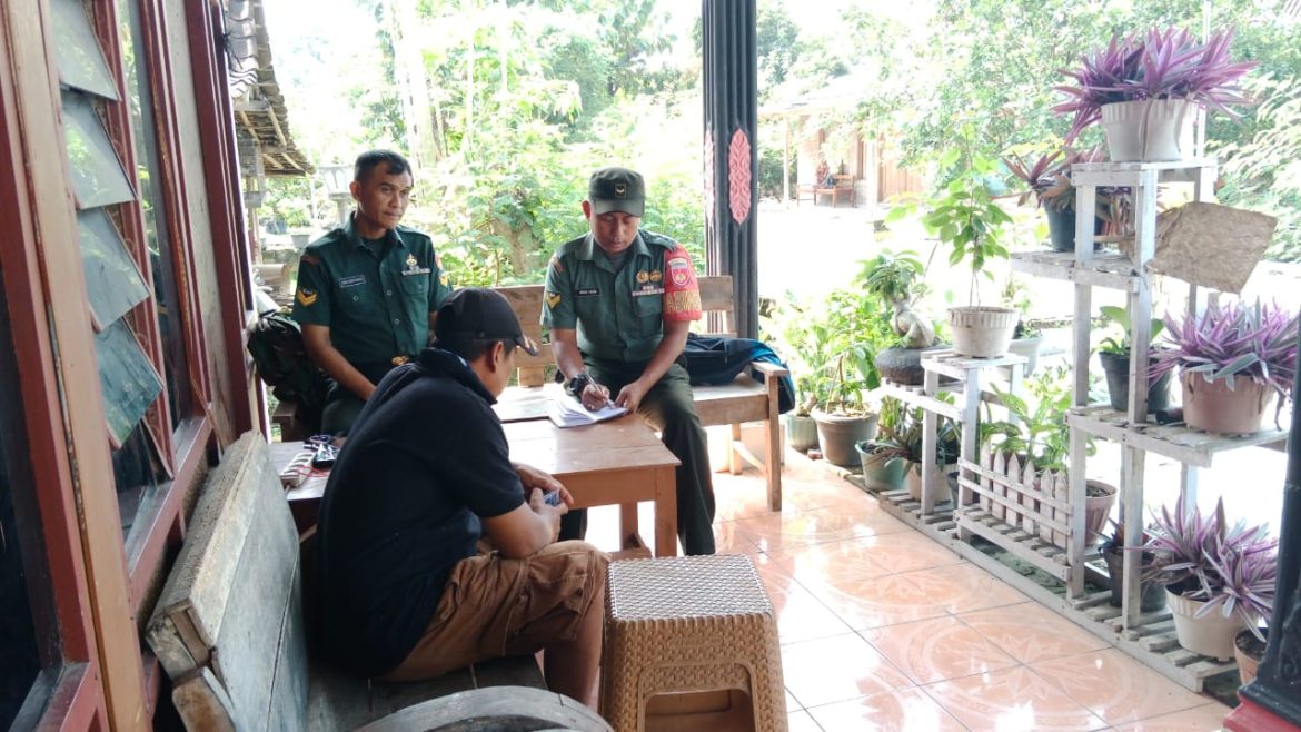 Babinsa Aktif Pendataan Keluarga Miskin, Berbasis Data Akurat di Rumah Ketua RT