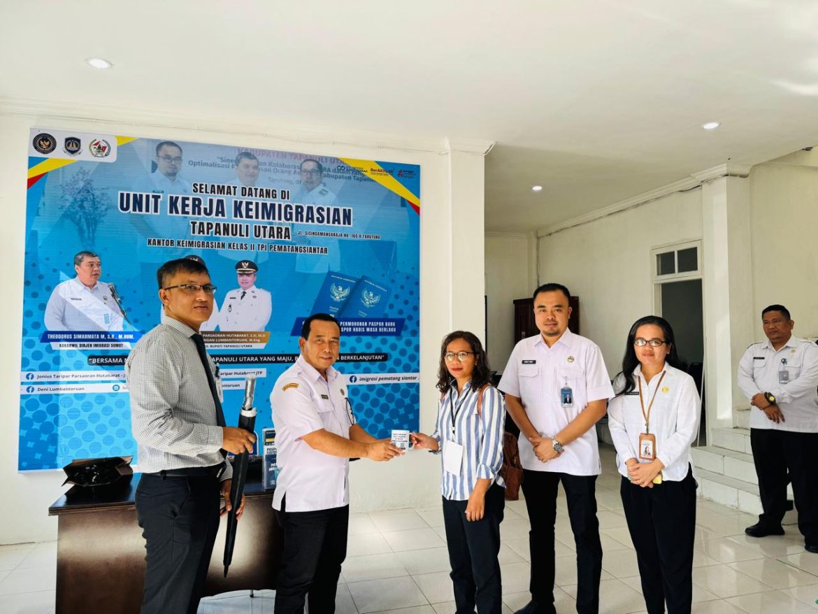 Pelayanan Perdana, Puluhan Warga Tampak Antusias Mengurus Paspor di Layanan Keimigrasian Taput.