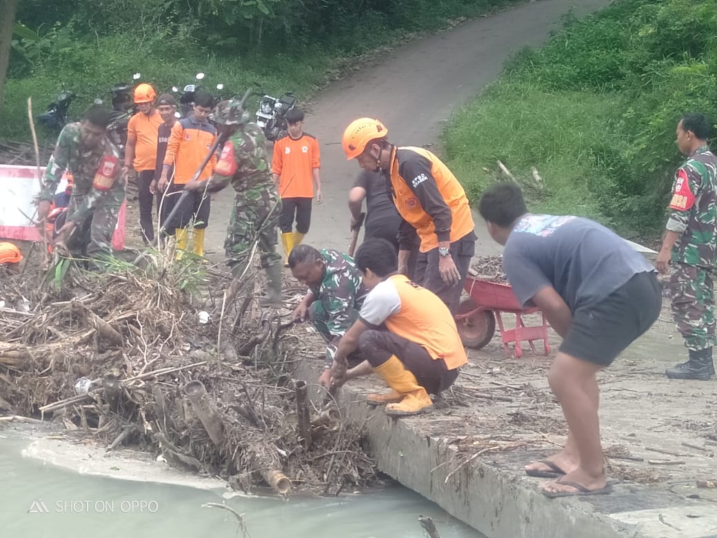 Babinsa Berperan Aktif Dalam Pembersihan Sungai Pasca Hujan Deras