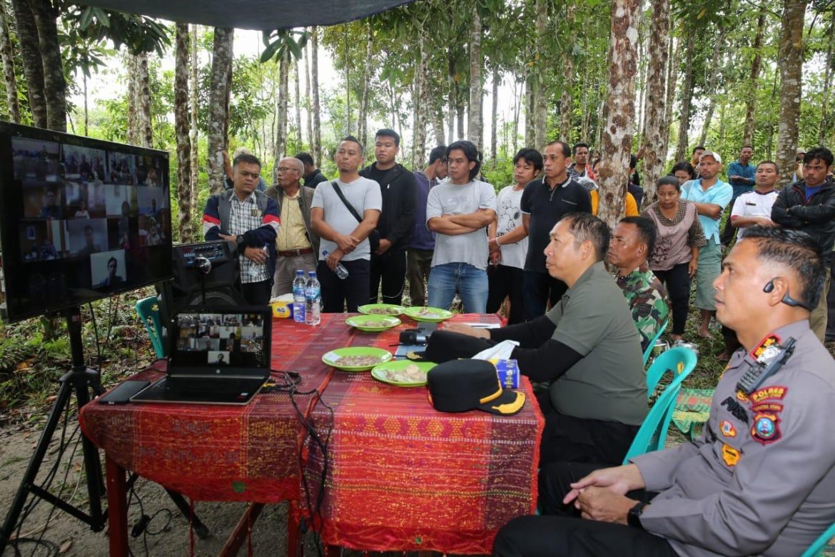 Turun langsung di Hutan Kemenyan, Bupati Taput JTP Hutabarat Serius mewujudkan Komoditi Kemenyan Menjadi Produk Unggulan Daerah.