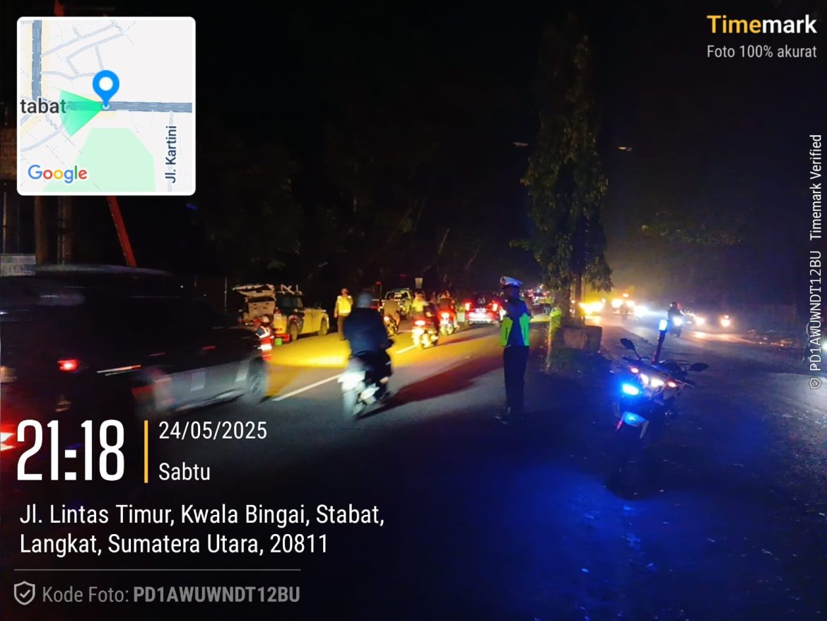 Langkah Cepat Satlantas Polres Langkat Saat Pohon Tumbang Lumpuhkan Jalan.