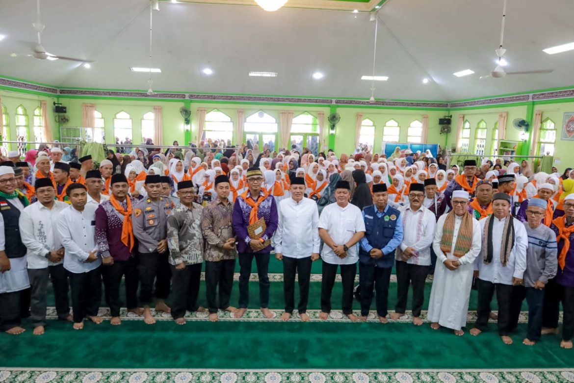 Ribuan Warga Pasaman Turut Hadir Menyaksikan 137 CJH kloter 13, Dilepas Bupati Sabar AS
