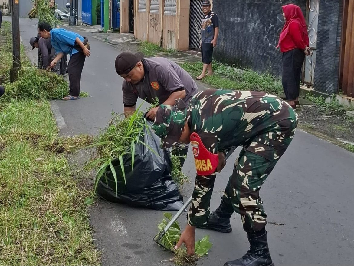 Minggu Sehat Menuju Solo Berseri, Babinsa Danukusuman Bersama Warga Kerja Bakti.