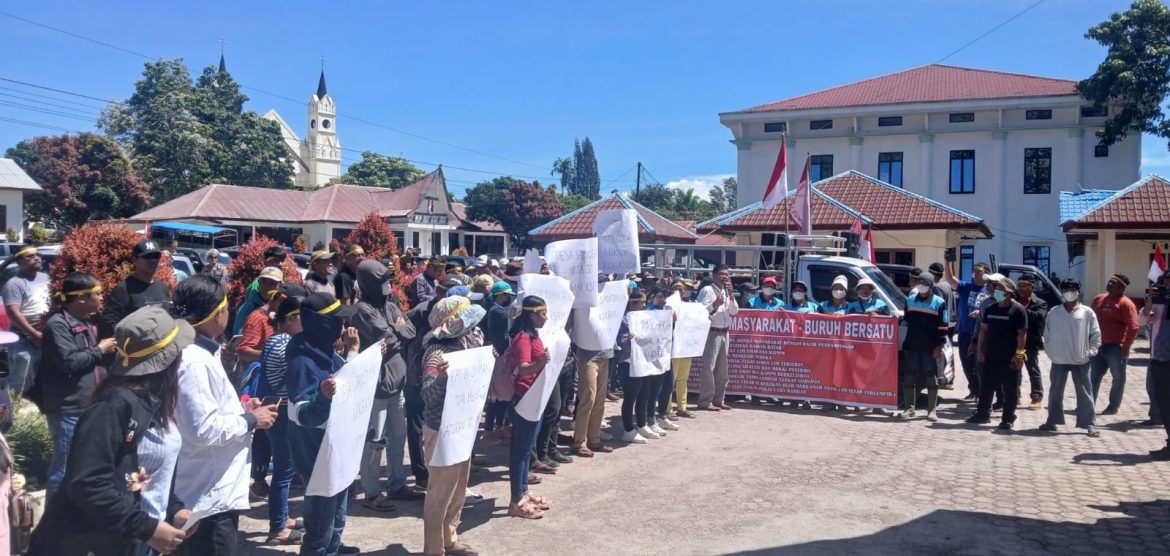 Aksi Lanjutan Ratusan Gerakan Masyarakat Buruh Bersatu Gelar Demo di Kantor KPH Unit IV, Kantor DPRD Toba dan Kantor Bupati Toba.