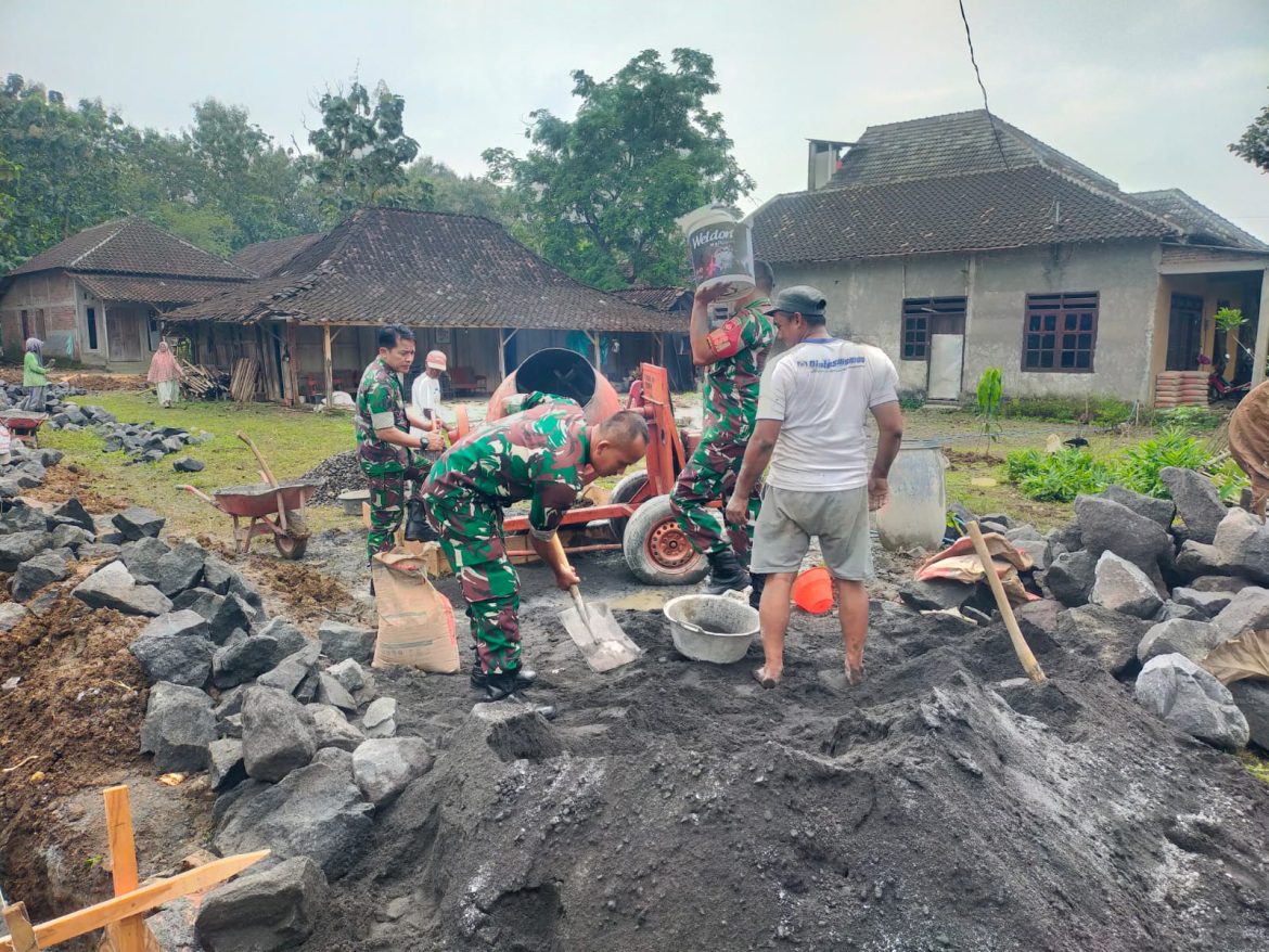 Babinsa Gotong Royong Bangun Pondasi Rumah Warga, Simbol Kemanunggalan TNI-Rakyat
