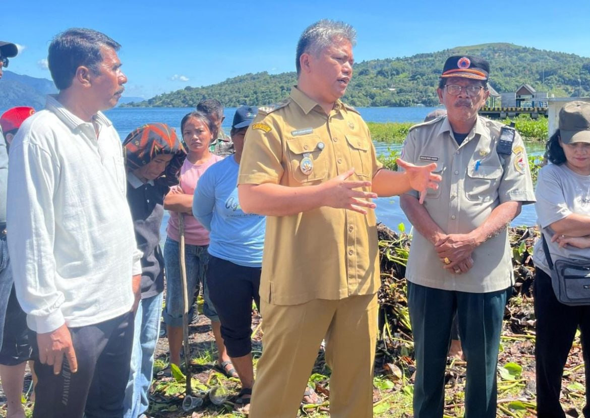 Wabu Taput Tinjau Aksi Gotong Royong, Ayo Perangi Eceng Gondok Untuk Jaga Kelestarian Danau Toba