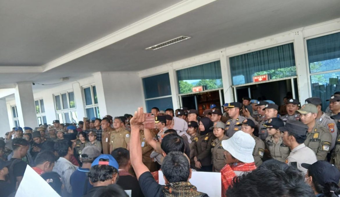 Tampak Aksi Massa Aliansi Gerakan Tutup TPL Bersama LSM AMAN, KSPPM, GMNI Dan Mahasiswa Di Kantor Bupati Taput