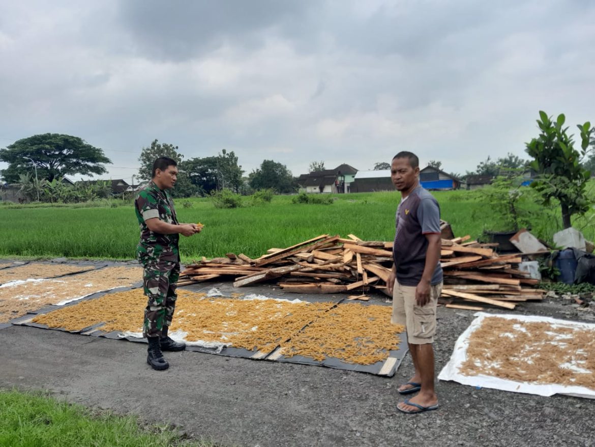 Babinsa Teras Beri Dorongan Semangat Dan Motivasi UMKM Kerupuk Kulit