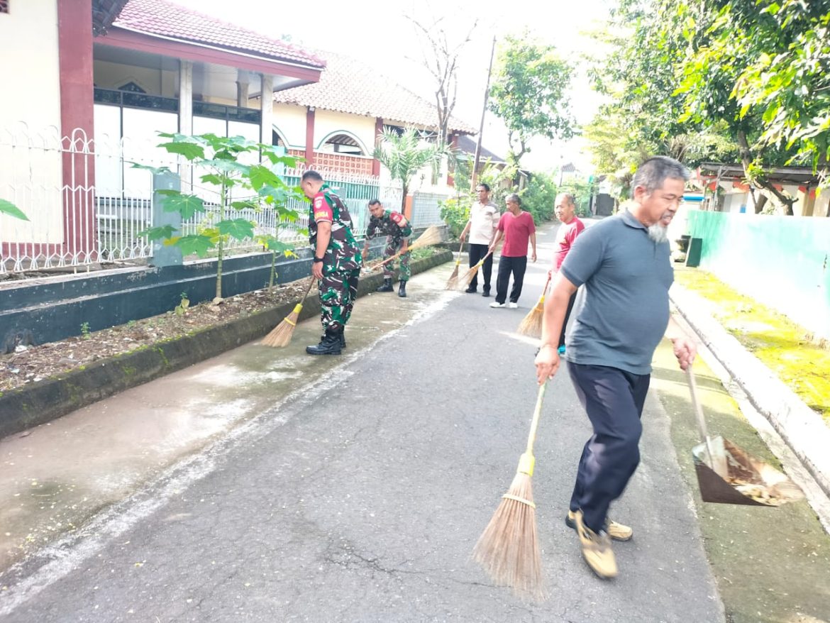 Babinsa Bersihkan Lingkungan, Desa Sehat dan Asri