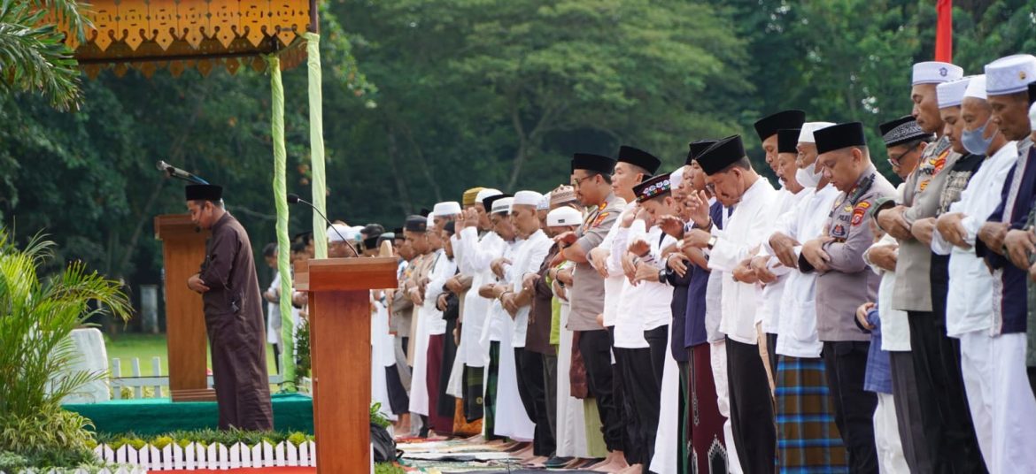 Jalin Kedekatan, Kapolres Langkat Gelar Sholat Idul Adha Bersama Masyarakat.