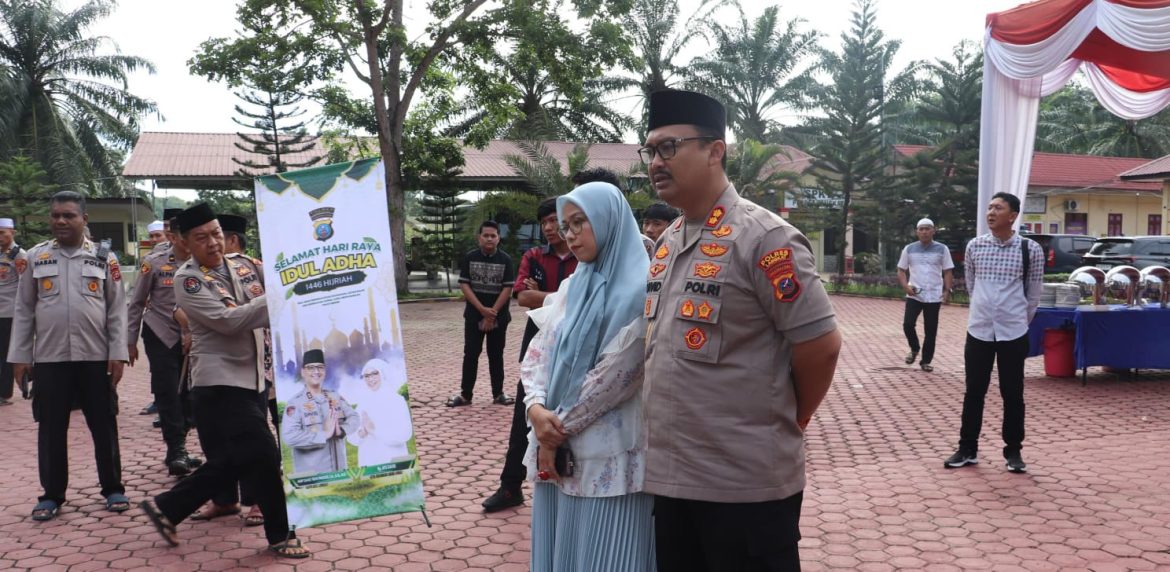 Kapolres Langkat Serahkan 12 Ekor Sapi dan 5 Ekor Kambing Hewan Kurban di Momen Idul Adha 1446 H.