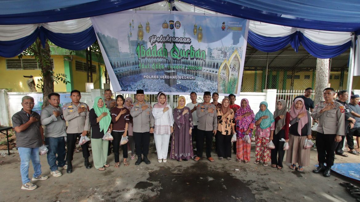 Polres Serdang Bedagai Bagikan Daging Hewan Qurban di Hari Raya Idul Adha 1446 H / 2025 M