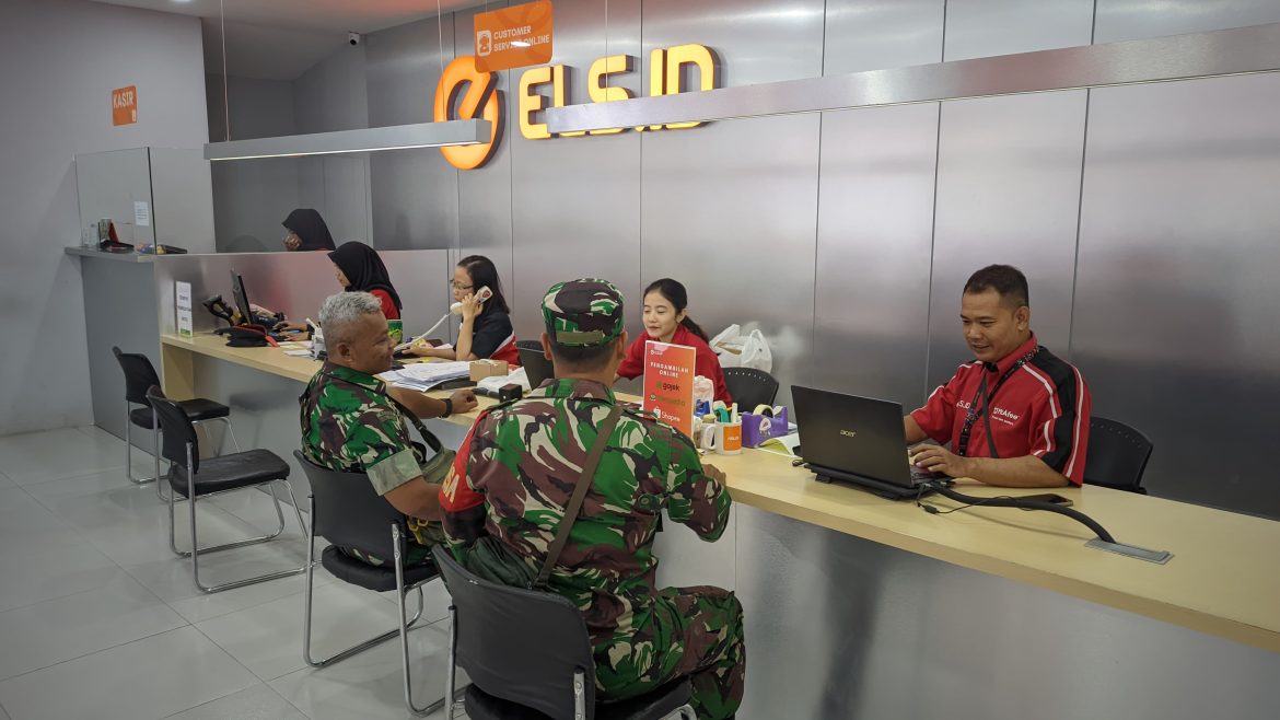 Tak Kenal Hari libur Babinsa Kratonan Tetap Komsos dengan Karyawan Toko Komputer