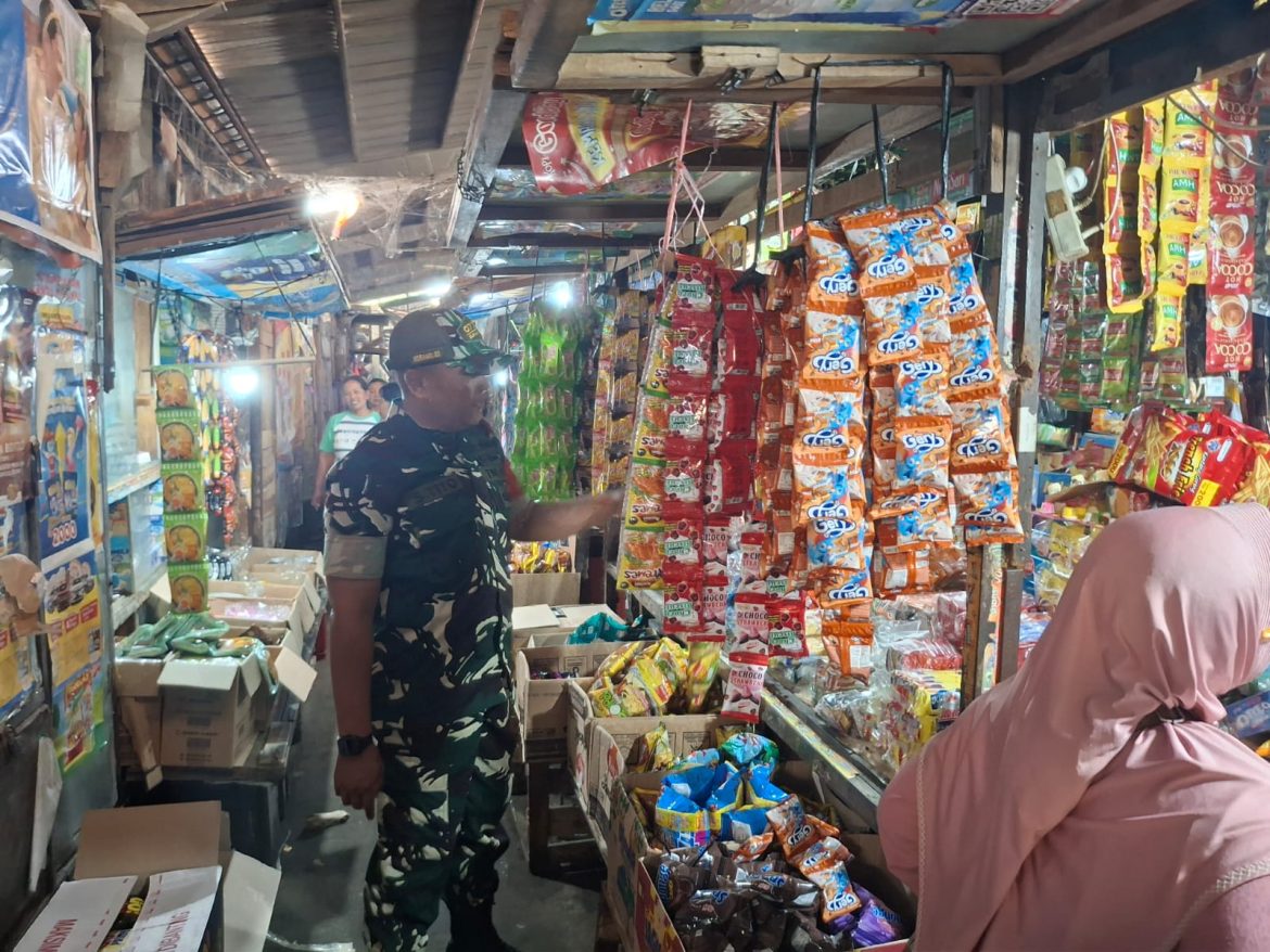 Senyum Babinsa Danukusuman di Tengah Aroma dan Rasa Makanan Ringan, Sentuhan Kecil Tumbuhkan Harapan UMKM di Pasar Harjodaksino