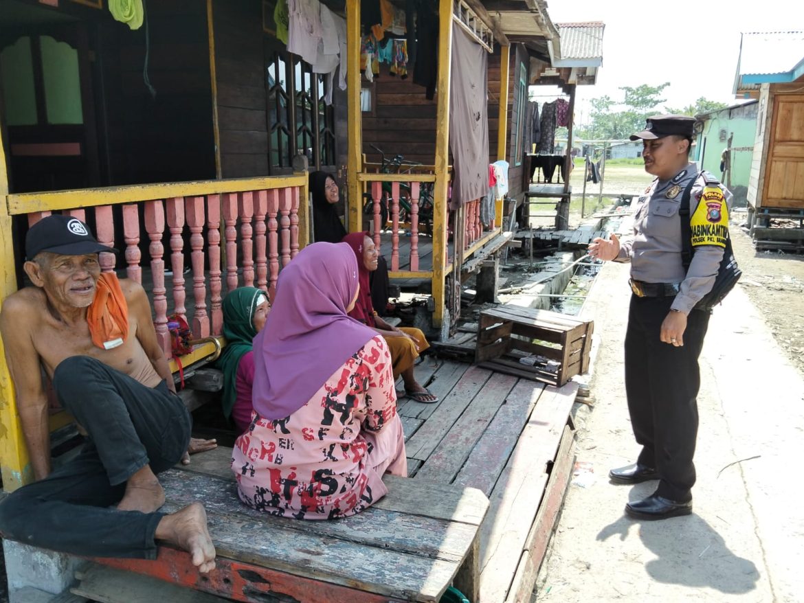 Bhabinkamtibmas Desa Perlis Ajak Nelayan Jaga Laut dan Lingkungan Sosial.