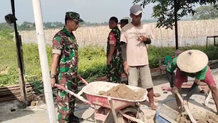 Babinsa Berperan Aktif Dalam Pembangunan Gudang Inventaris Desa, Wujudkan Sinergitas