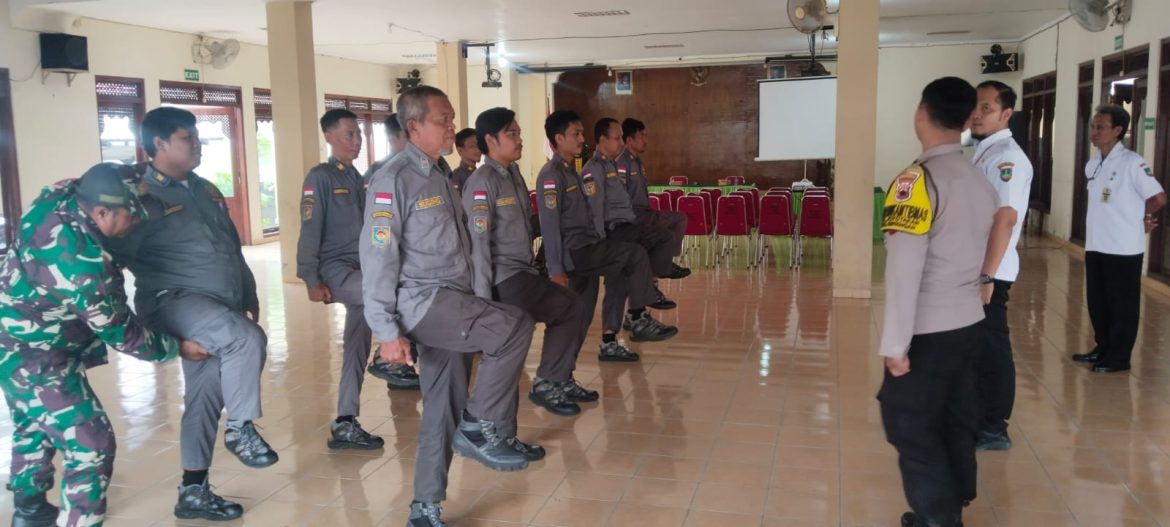 Tingkatkan Kemampuan Disiplin, Babinsa Joyotakan Latih PBB kepada Linmas