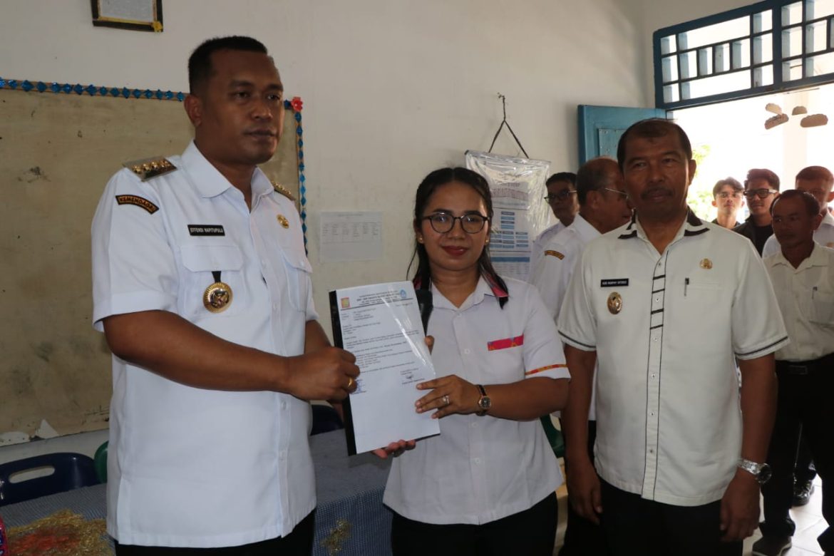 Buka Desa Diserbu Warga, Bupati Toba Bagikan KIA dan Beasiswa Di Desa Meranti Timur