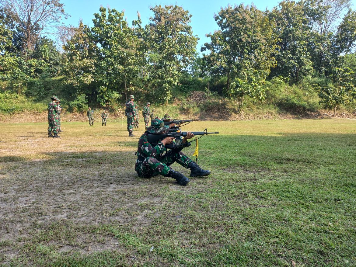 Asah Kemampuan Menembak Di Lapangan Tembak Kopral Semi