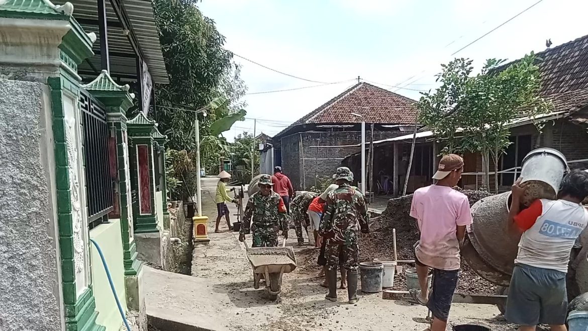Babinsa Gotong Royong Bersama Warga, Lancarkan Pengecoran Jalan