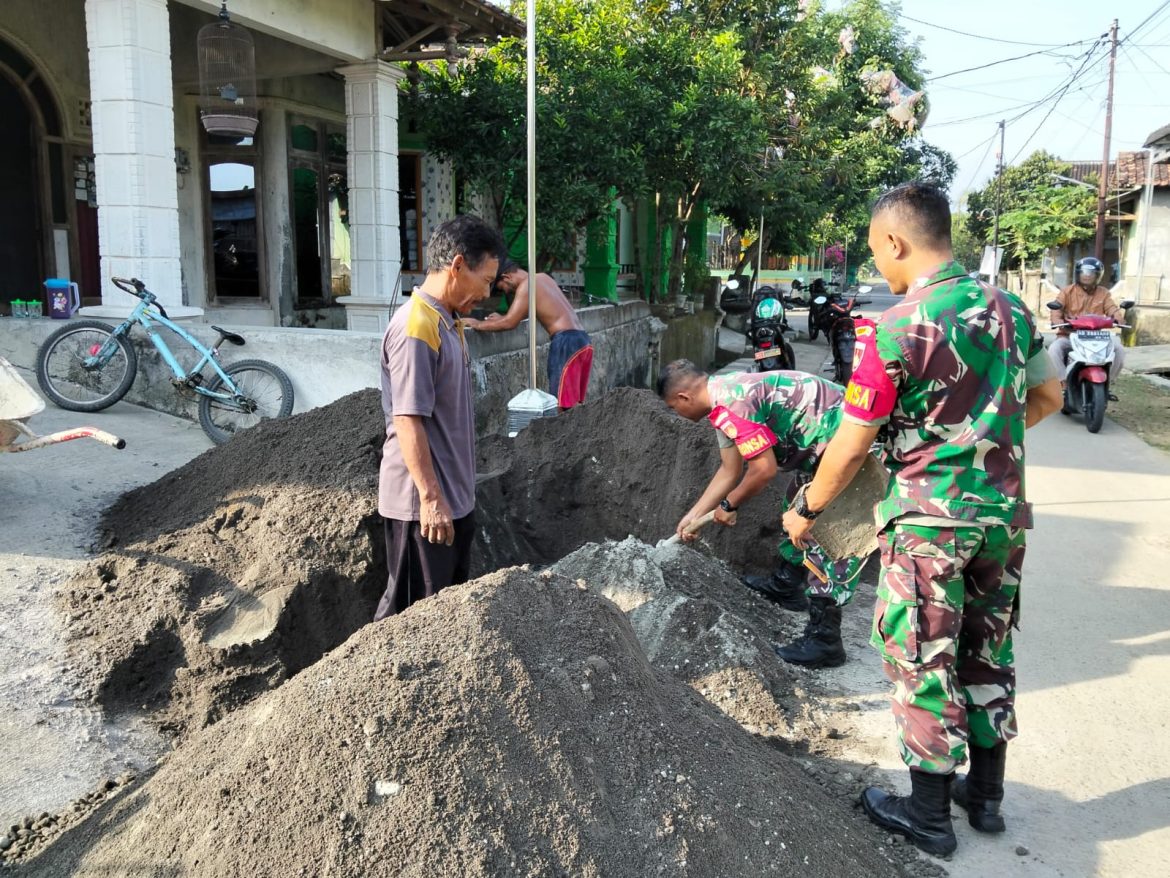 Babinsa Berperan Aktif, Bantu Warga Pelebaran Selokan