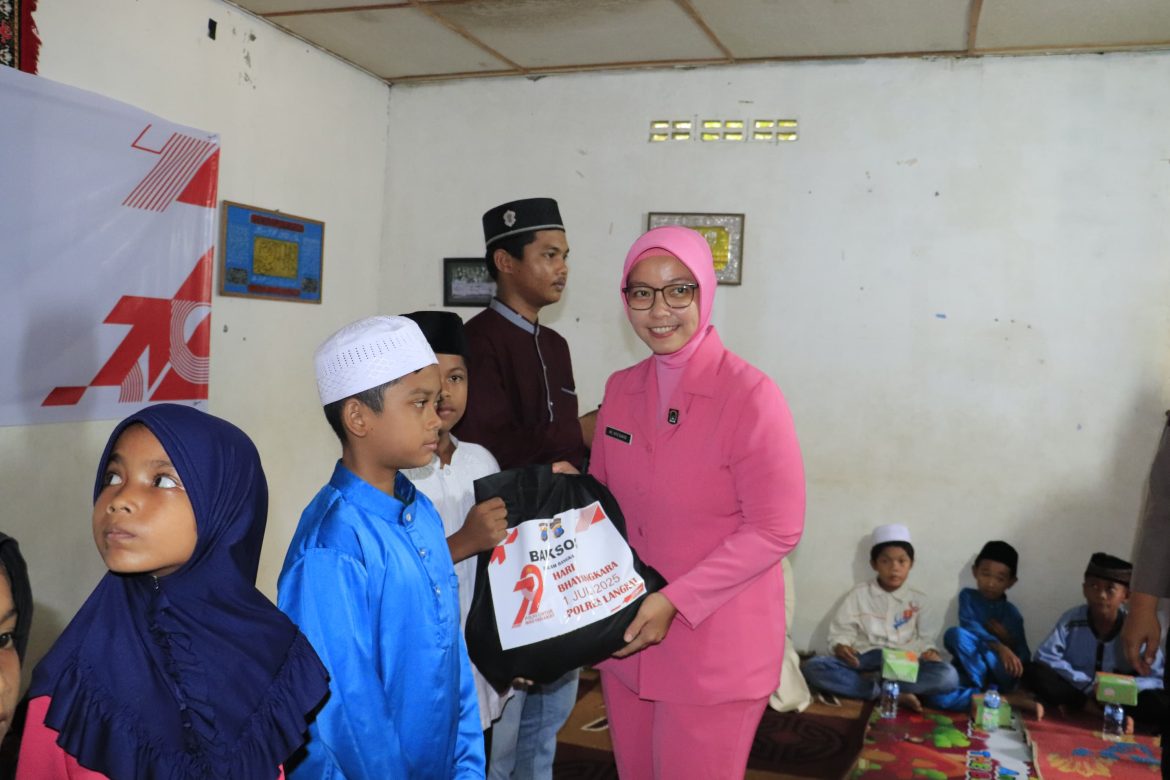 Bhayangkari Polres Langkat Berbagi Kasih di Panti Asuhan Amal dan Sosial Washliyah Jelang HUT Bhayangkara ke-79.