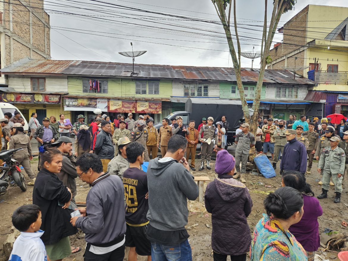 Ratusan Pedagang di Pasar Laguboti Ditertibkan