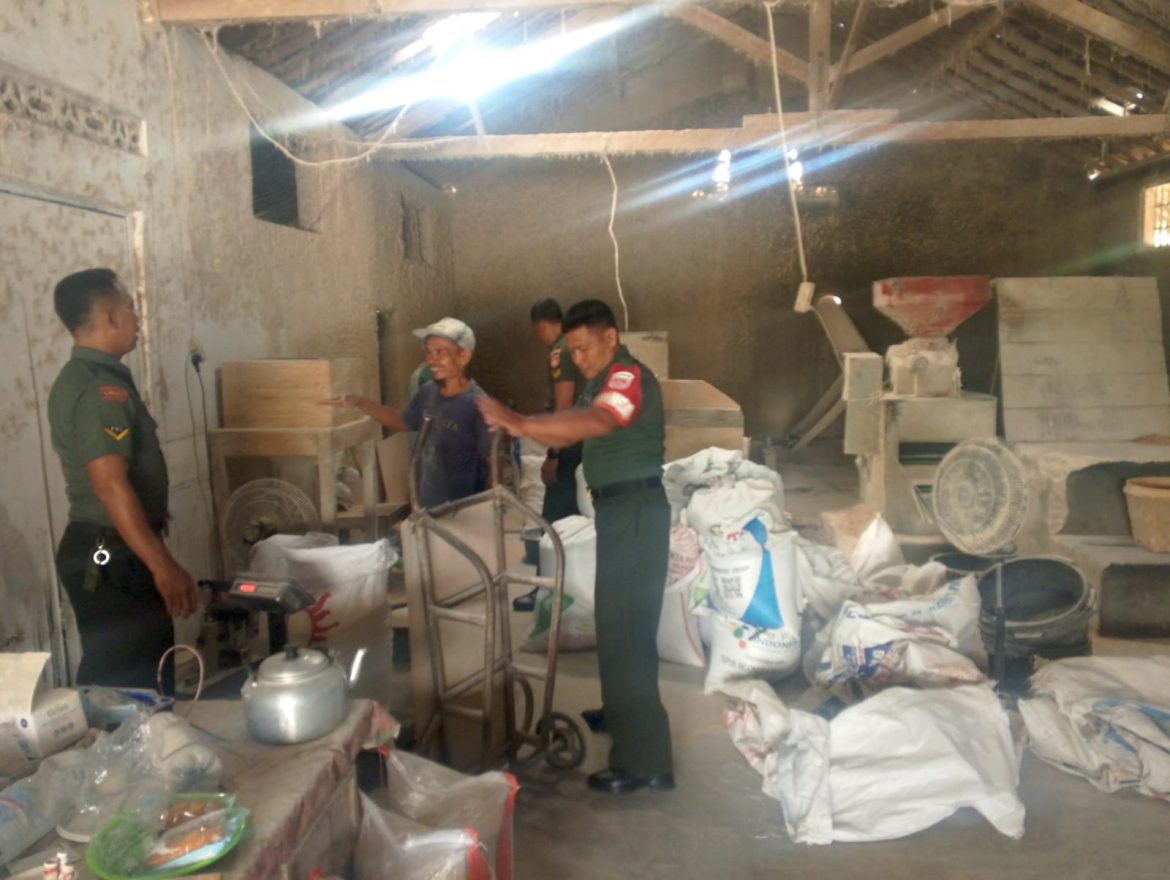 Babinsa Awasi Stok Beras di Penggilingan Padi, Pastikan Ketersediaan Pangan Aman