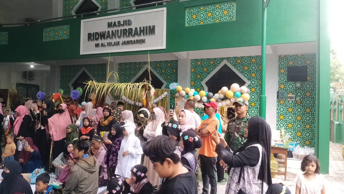 Tak Henti Bintahwil, Serda Ichsan Amankan Gelar Karya P5 & Expo MI Al Islam Jamsaren Surakarta
