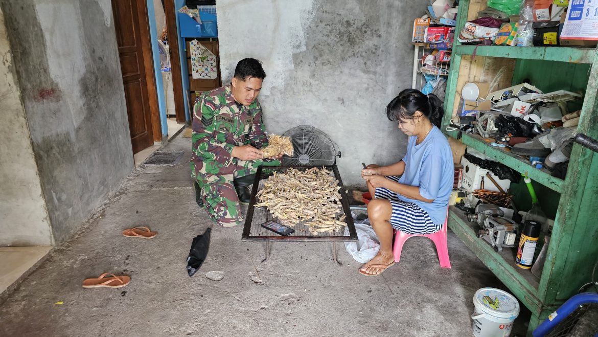 Senyum Babinsa Tipes Di Tengah Aroma & Rasa Krupuk Kulit Ceker Ayam, Ada Sentuhan Kecil Untuk Tumbuhkan Harapan Pelaku UMKM