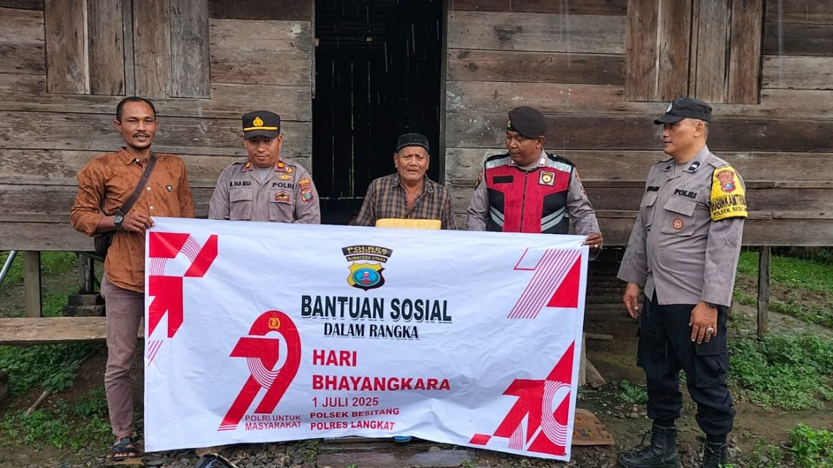 Polsek Besitang Salurkan Bansos Untuk Warga Sambut Hari Bhayangkara ke-79