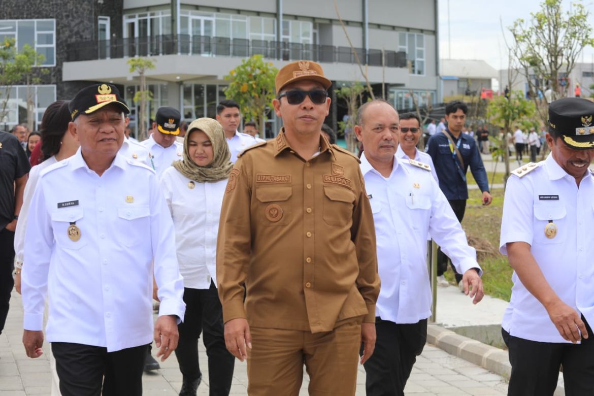 Bupati dan Wakil Bupati Taput Sambut Kedatangan Delegasi Belanda di Bandara Silangit