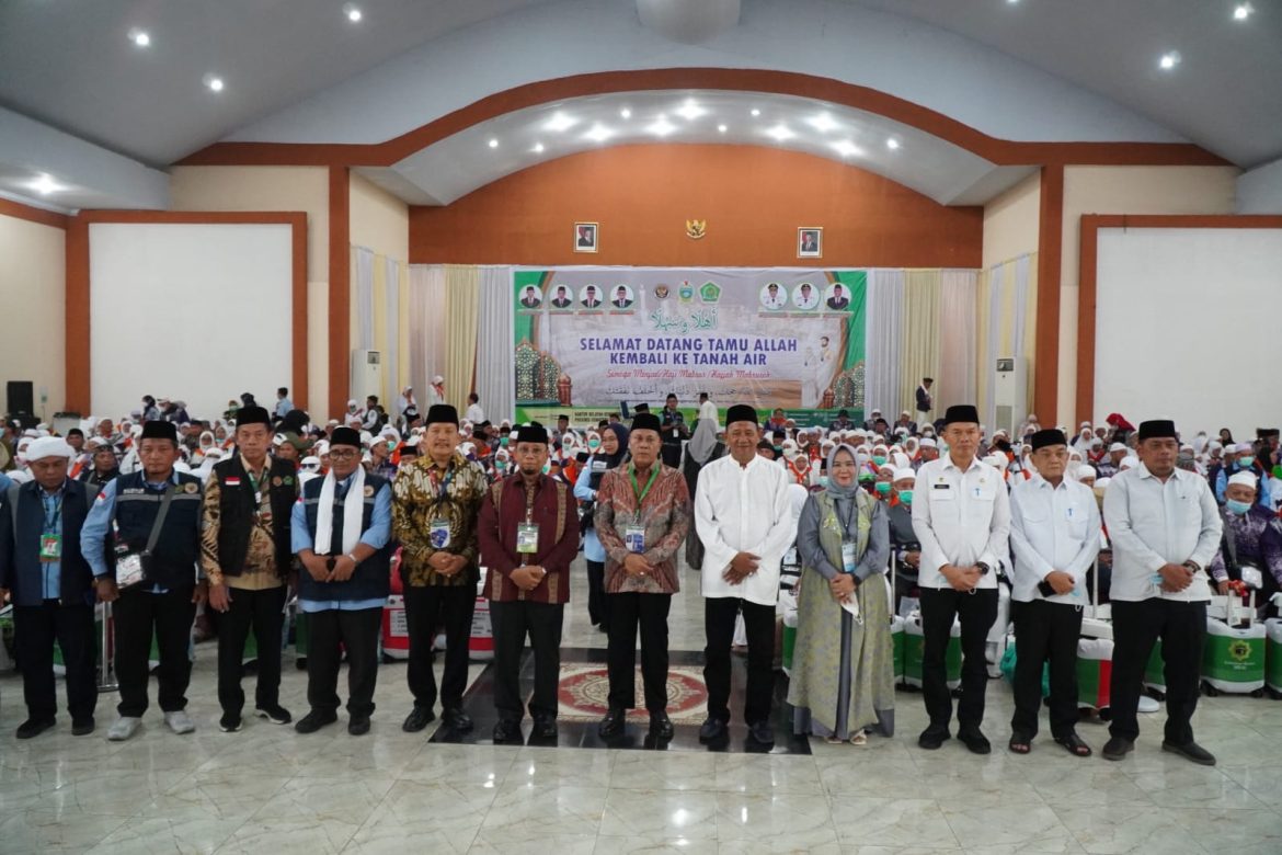 Bupati Langkat Sambut Haru Kedatangan 360 Jemaah Haji Kloter 6: Bukti Kepedulian kepada Warga