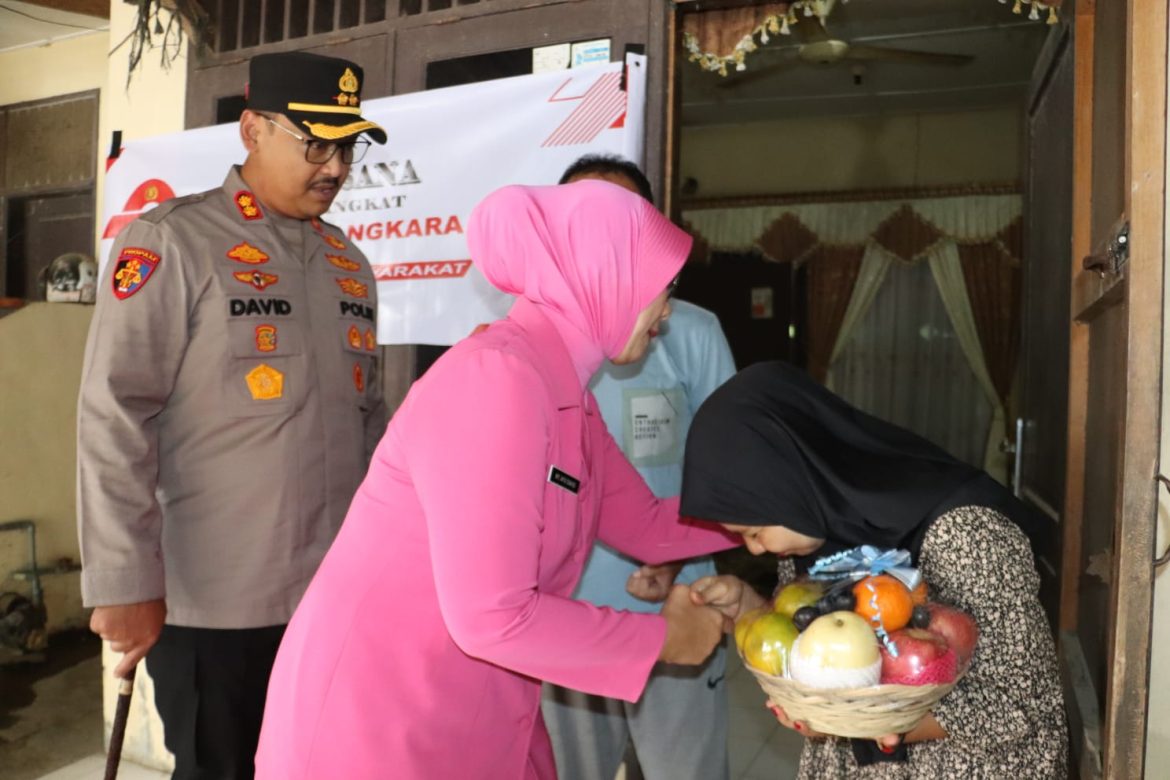 Kapolres Langkat Anjangsana ke Personel yang Sakit, Wujud Kepedulian di Hari Bhayangkara ke-79.