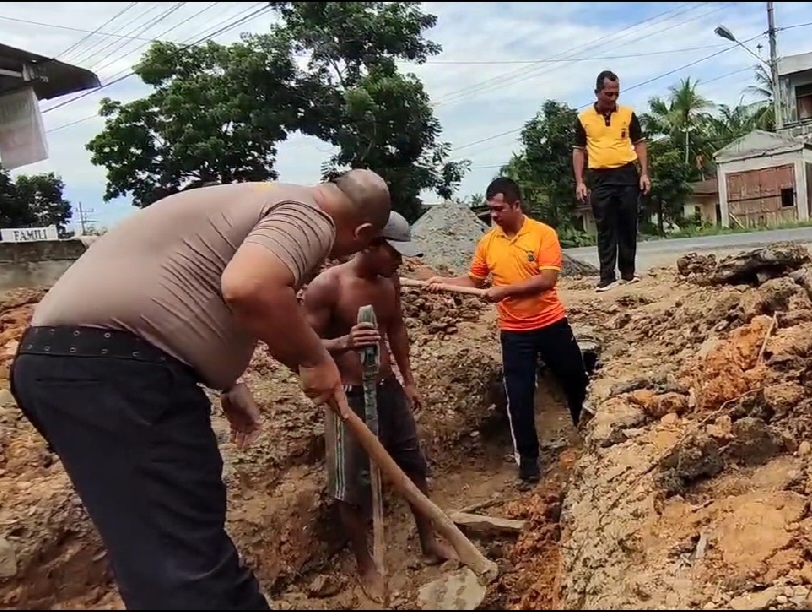 Gotong Royong Polsek Gebang Semarakkan HUT Bhayangkara ke-79.