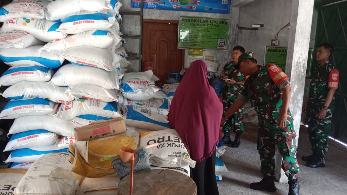 Babinsa Pantau Harga Pupuk, Pastikan Ketersediaan dan Harga Terjangkau
