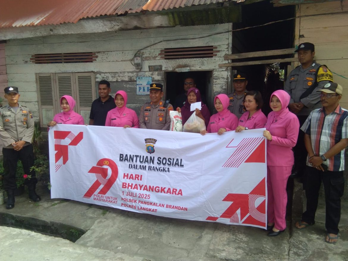 Sambut HUT Bhayangkara ke-79, Polsek Pangkalan Berandan Tebar Kepedulian Lewat Bantuan Sosial.