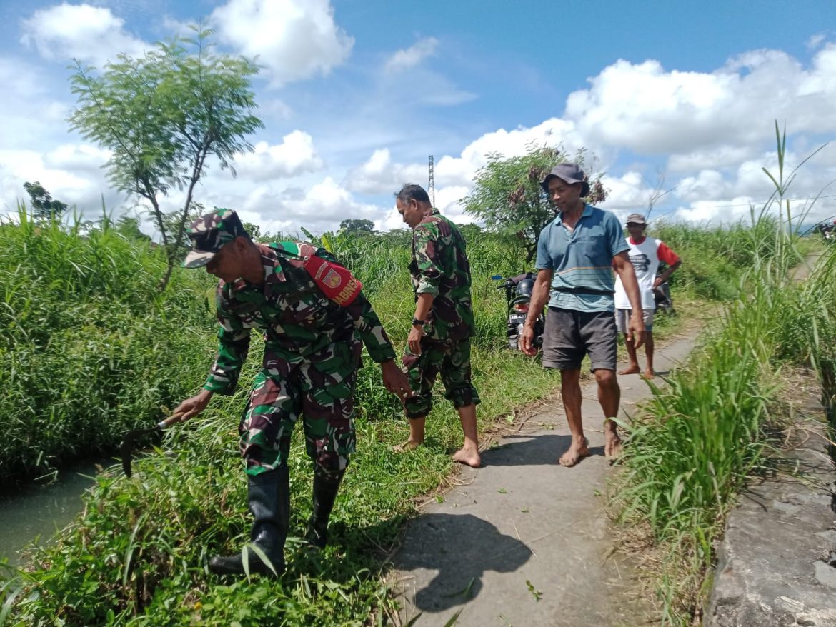 Babinsa Dan Warga Kerja Bakti Jaga Kelancaran Irigasi