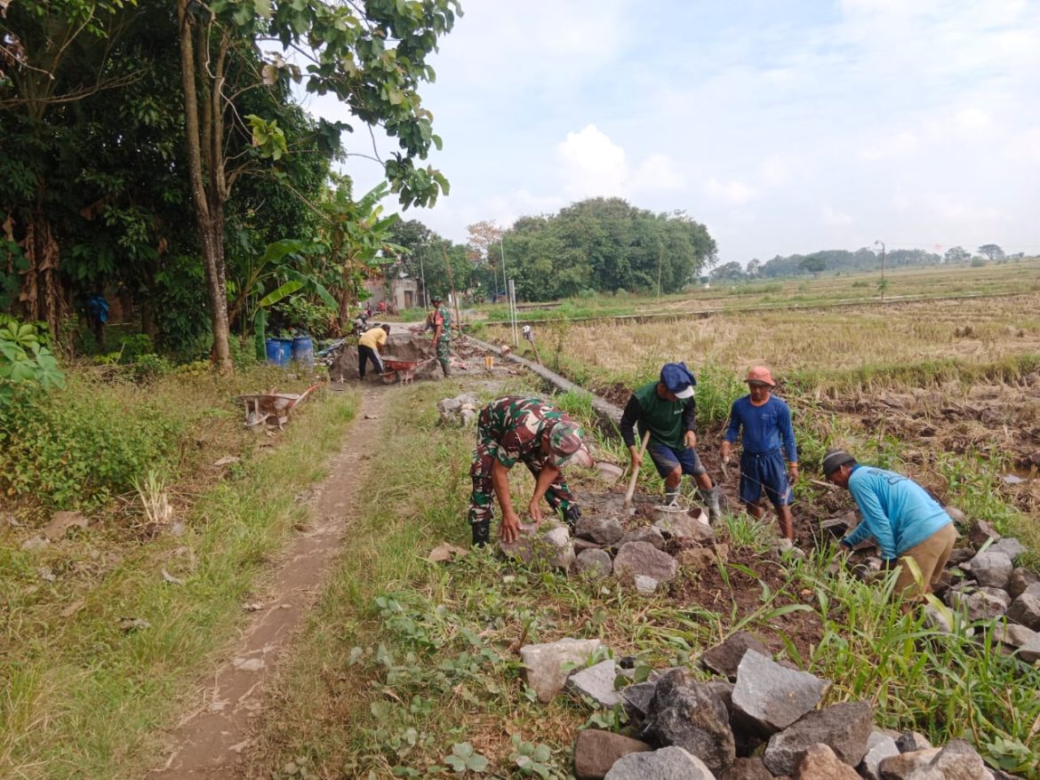 Pembangunan Talud, Harapan Babinsa untuk Desa yang Lebih Aman