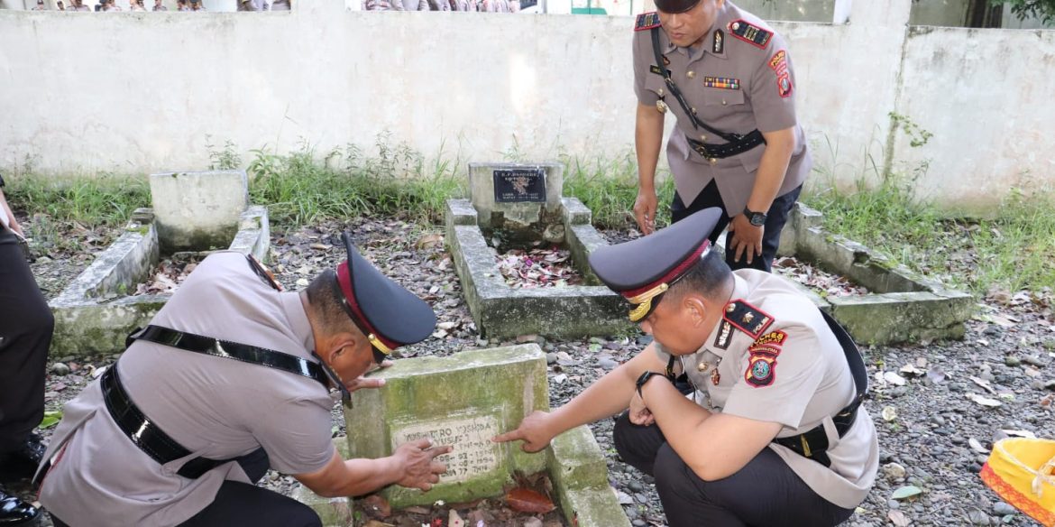 Sambut HUT Bhayangkara ke 79, Polres Langkat Ziarah dan Tabur Bunga di Taman Makam Pahlawan.