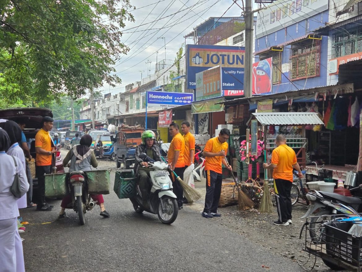 Polres Langkat Gelar Bakti Sosial Kebersihan di Pasar Baru Stabat Sambut Hari Bhayangkara ke-79