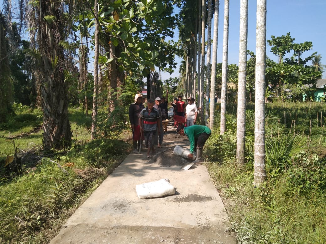 Anggota DPRD Langkat Purwanto Mengajak Masyarakat Kelurahan Hinai Kiri Gotong Royong Pengecoran jalan Pendidikan.