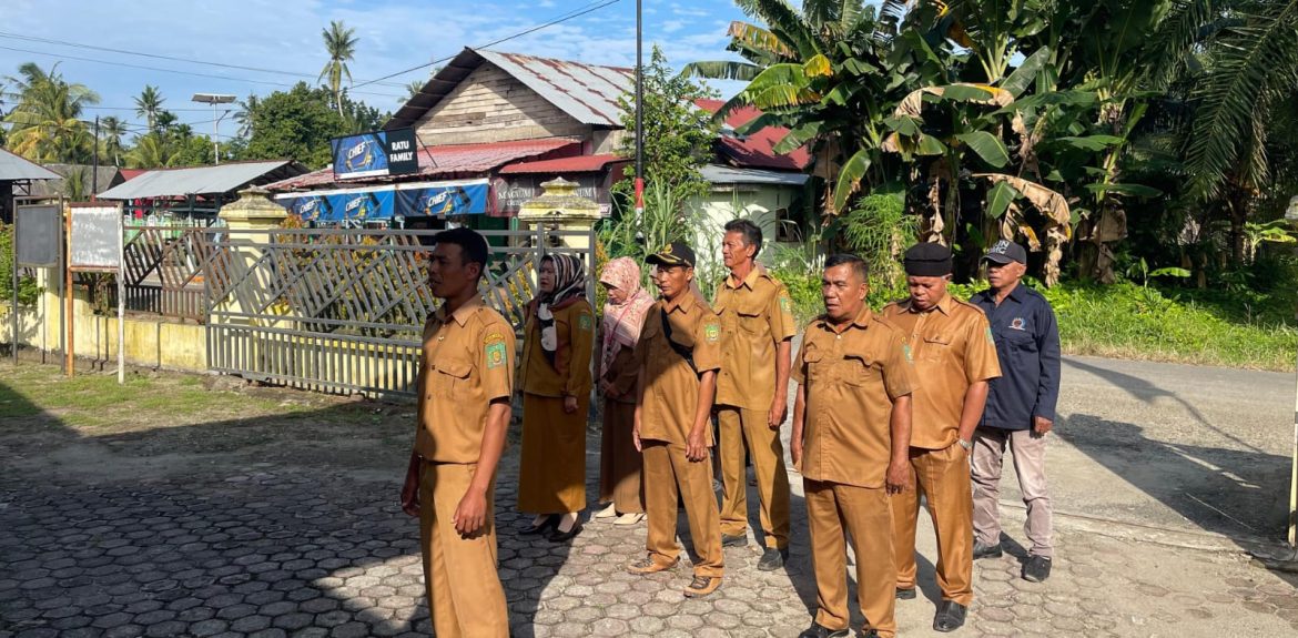 Kepala Desa Pantai Gading Bersama Staf Dan Perangkatnya Laksana Apel Rutinitas Setiap Hari Senin Pagi di Halaman Kantornya.