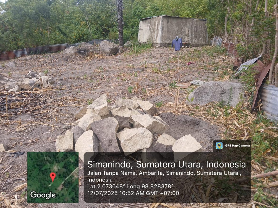 Aktivitas Pecah Batu Manual Warga Ambarita Dipaksa Berhenti Oleh Camat Simanindo